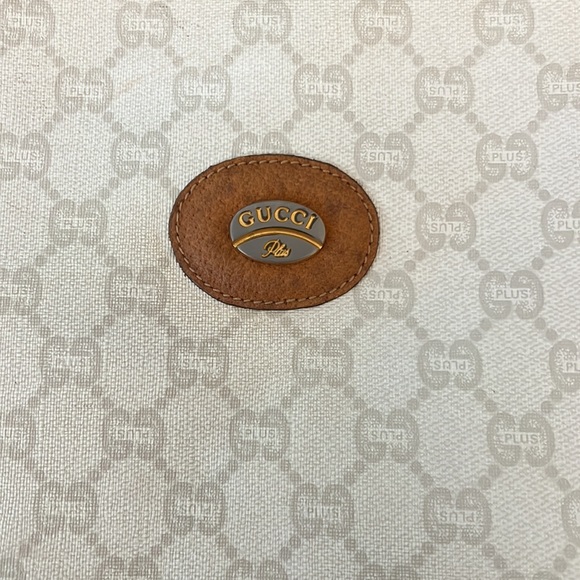 Gucci plus wristlet in creamy white - Picture 2 of 11